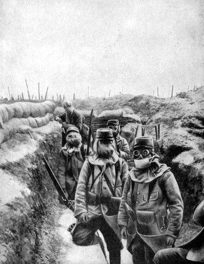 الجنود الفرنسيون في أقنعة الغاز المرتجلة ، 1915 بواسطة غير معروف