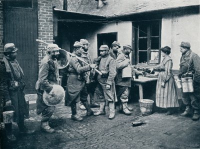 توقف الجنود الفرنسيون العائدون من الخنادق لوقف الانتعاش ، c1914 بواسطة غير معروف