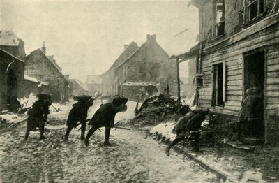 القوات الفرنسية تعبر شارع قرية تحت النيران الألمانية ، الحرب العالمية الأولى ، 1914-1915 ، c1920. بواسطة غير معروف