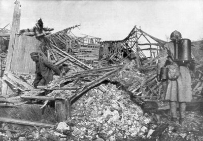 القوات الفرنسية تستخدم قاذفات اللهب لطرد الألمان من ملاجئهم ، كانتيني ، فرنسا ، 1918 بواسطة غير معروف