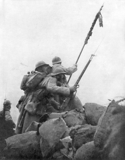 القوات الفرنسية بعلمها الفوجي ، معركة الشمبانيا الثانية ، فرنسا ، 25 سبتمبر 1915 بواسطة غير معروف