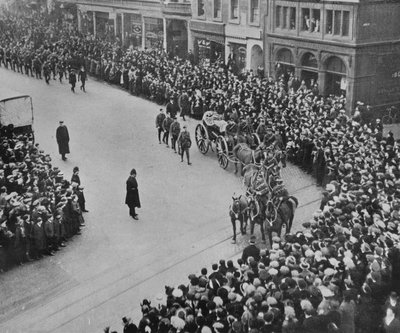 موكب جنازة ، مع مرتبة الشرف العسكرية الكاملة ، لقبطان Blucher ، 1915. بواسطة غير معروف
