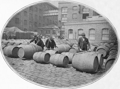 قياس براميل النبيذ في London Docks ، c1900 1901 بواسطة غير معروف