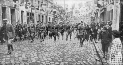 الجنرال كوري والقوات الكندية يسيرون في بلدة محررة ، 27 أكتوبر 1918 بواسطة غير معروف