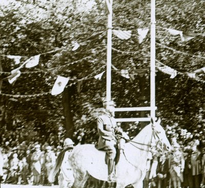 الجنرال هنري غورو في موكب انتصار ، c1918. بواسطة غير معروف