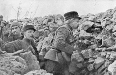 الجنرال مارشان يتفقد الخنادق ، الشمبانيا ، فرنسا ، الحرب العالمية الأولى ، 1915 بواسطة غير معروف