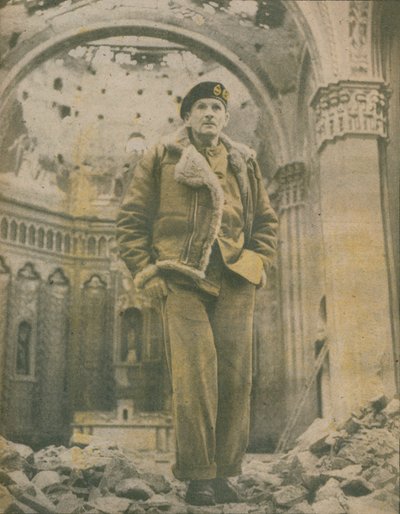 الجنرال السير برنارد مونتجومري ، يستعرض أطلال فوساسسيا التي مزقتها القذائف ، 1944-1944 بواسطة غير معروف