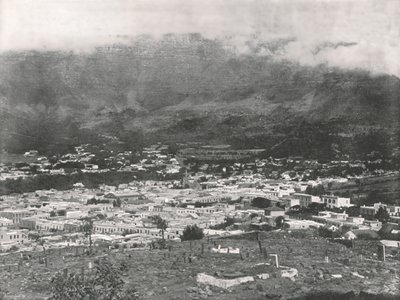 منظر عام يظهر جبل تيبل مكللا في بخار ، كيب تاون ، جنوب أفريقيا ، 1895. بواسطة غير معروف