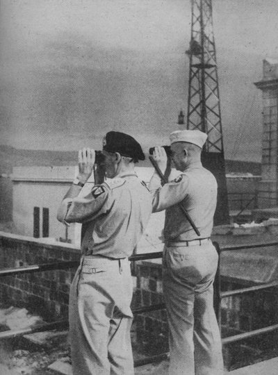 نظرة عامة للجنرالات مونتغمري وأيزنهاور من شرفة في ميسينا البر الرئيسي الإيطالي ، 1943-1944 بواسطة غير معروف