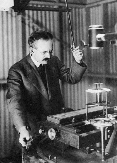 جورج إليري هيل 1868-1938 ، عالم الفلك الأمريكي ، رصد بقع الشمس ، 1907 بواسطة غير معروف