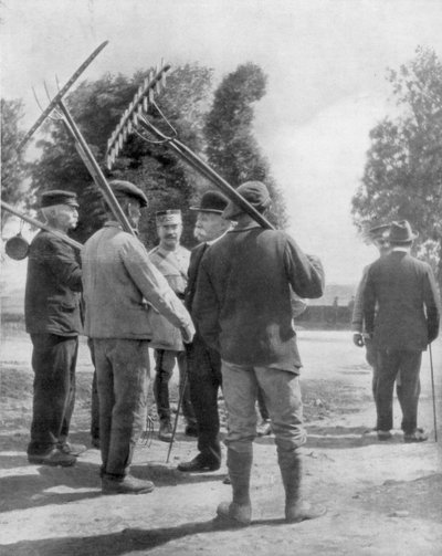 جورج كليمنصو يتحدث مع المزارعين بالقرب من الجبهة ، Chemin des Dames ، فرنسا ، 1918 بواسطة غير معروف