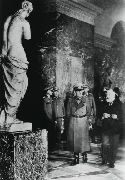 المشير الألماني فون رونستيدت يزور اللوفر ، باريس المحتلة ، أكتوبر 1940 بواسطة غير معروف