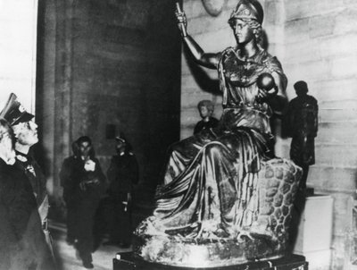 المشير الألماني فون رونستيدت يزور اللوفر ، باريس المحتلة ، أكتوبر 1940 بواسطة غير معروف