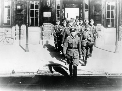ضابط في الجيش الألماني يقود شركته إلى منصة محطة سكة حديد ، باريس ، أغسطس 1940 بواسطة غير معروف