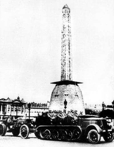 مدفعية ألمانية تقود عبر ساحة كونكورد ، باريس ، 1940 بواسطة غير معروف