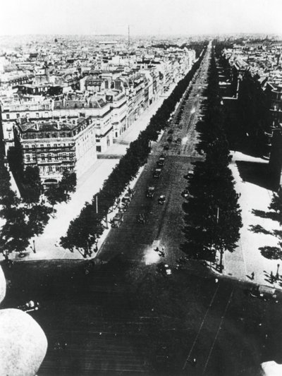 عرض القوات الألمانية على طول شارع الشانزليزيه ، باريس ، 14 يونيو 1940 بواسطة غير معروف