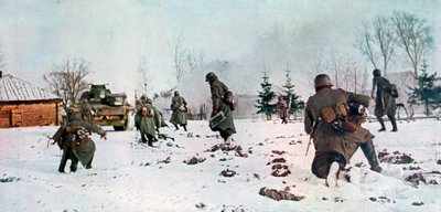جنود المشاة الألمان بعد دبابة باتجاه موسكو في الثلج ، روسيا ، 1941 بواسطة غير معروف