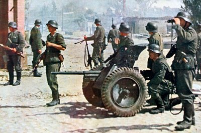 مشاة ألمانية مع مدفعية مجال خفيفة ، روسيا ، 1943 بواسطة غير معروف
