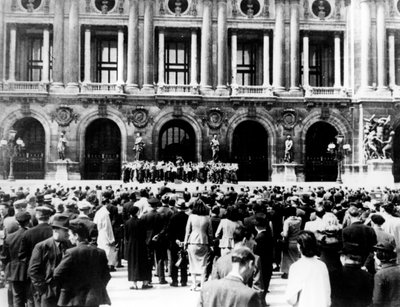 الفرقة العسكرية الألمانية تقدم حفلة موسيقية ، باريس المحتلة ، 1940-1944 بواسطة غير معروف
