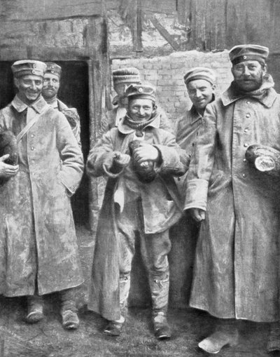 أسرى الحرب الألمان مع حصتهم من الخبز ، 1915 بواسطة غير معروف