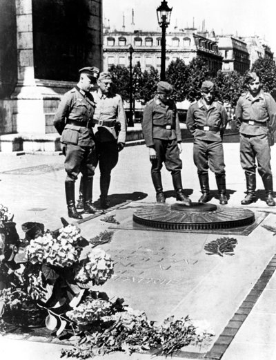 الجنود الألمان في قبر الجندي المجهول في قوس النصر ، باريس ، ديسمبر 1940 بواسطة غير معروف