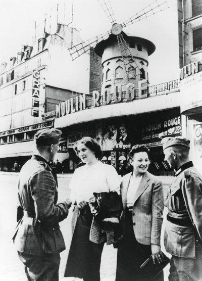 الجنود الألمان يتحدثون مع النساء الفرنسيات خارج مولان روج ، باريس المحتلة ، يونيو 1940 بواسطة غير معروف