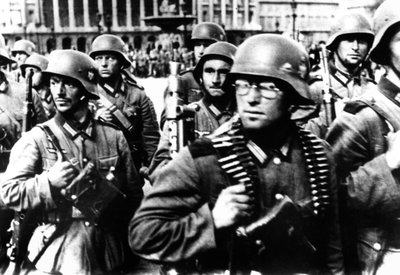 جنود ألمان يسيرون في باريس ، 14 يونيو 1940 بواسطة غير معروف