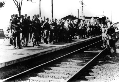 جنود ألمان على منصة للسكك الحديدية في انتظار النقل ، باريس ، أغسطس 1940 بواسطة غير معروف