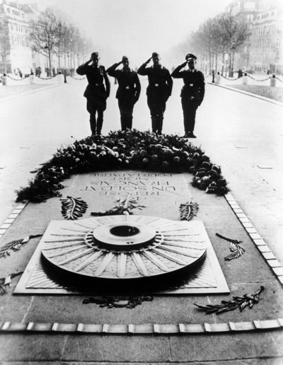 الجنود الألمان يحيون قبر الجندي المجهول ، باريس ، ديسمبر 1940 بواسطة غير معروف