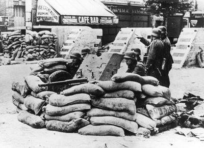 الجنود الألمان مع الحاجز الفرنسي الأسير ، بالقرب من باريس ، يونيو 1940 بواسطة غير معروف