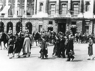 القوات الألمانية في باريس المحتلة ، يونيو 1940 بواسطة غير معروف