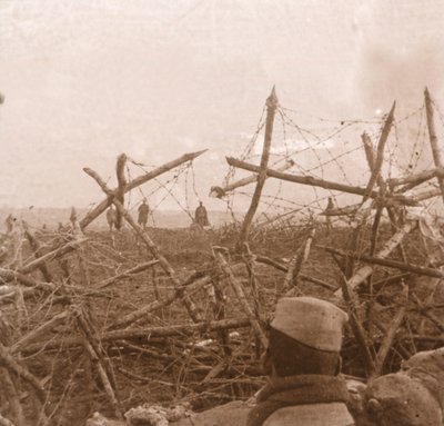 الألمان يخرجون من الخنادق ، Massiges ، شمال فرنسا ، c1914-c1918. بواسطة غير معروف