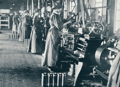 عاملة الذخيرة من الفتيات في مخارطهن في طاحونة اسكتلندية ، عام 1914 بواسطة غير معروف