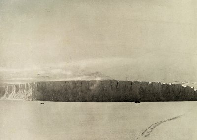 النهر الجليدي جنوب كيب بارن ، بمحرك يسير على الجليد البحري ، c1908 ، 1909. بواسطة غير معروف