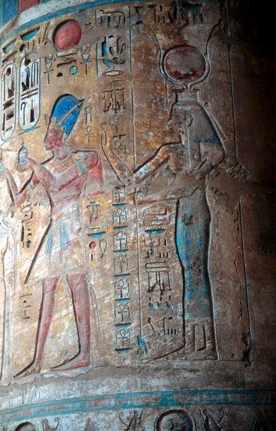 الإلهة إيزيس مع الملك تحتمس الثالث ، مصر القديمة ، القرن الخامس عشر قبل الميلاد بواسطة غير معروف