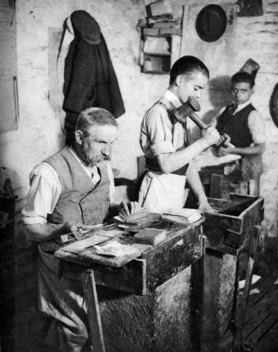 الضرب بالذهب في ورشة لندن 1926-1927 بواسطة غير معروف