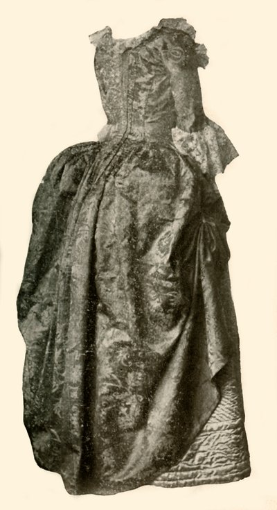 ثوب من الديباج الدمشقي الأصفر يرتدي ثوب نسائي من الساتان المبطن باللون الأزرق ، c1710-1730 ، 1937. بواسطة غير معروف