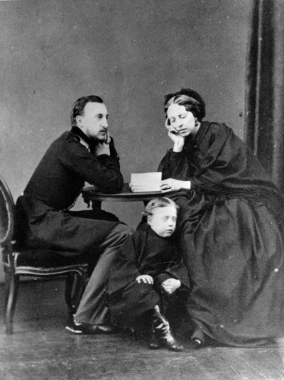 الدوق الأكبر نيكولاس نيكولايفيتش ، شيخ روسيا مع زوجته وابنه ، c1861-c1863 بواسطة غير معروف