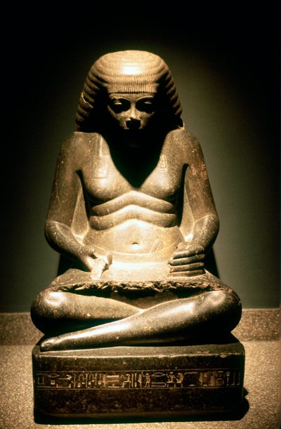 تمثال من الجرانيت لكاتب مصري قديم جالس ، من الكرنك ، الأسرة 1718 ، c1500 قبل الميلاد بواسطة غير معروف