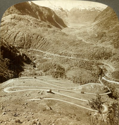 حلقات متعرجة رائعة من الطريق النازل من Dyreskard Pass - غربًا إلى Roldal Lake ، النرويج ، c1905. بواسطة غير معروف