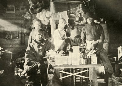 مجموعة في الكوخ في الصيف: جويس في ماكينة الخياطة ، 1908 ، 1909. بواسطة غير معروف