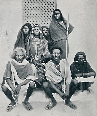 مجموعة من رجال ونواقل داناكيل من الميناء الإيطالي ، خليج عصب ، إريتريا ، 1912 بواسطة غير معروف