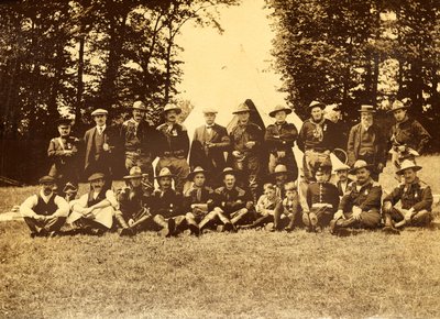 مجموعة من الرجال يرتدون الزي العسكري أمام تايبي ، باكينجهامشير ، 1913. بواسطة غير معروف
