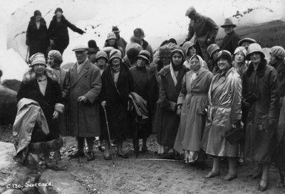مجموعة من السائحين يزورون سفارتيزن ، شمال النرويج ، 1929 بواسطة غير معروف