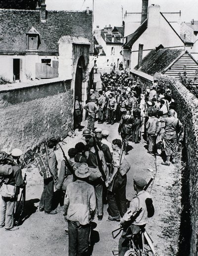 مجموعات من مقاتلي المقاومة الفرنسية تنتظر توزيع السلاح في منزل ، يوليو 1944 (b / w photo) بواسطة غير معروف
