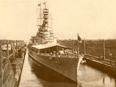 HMS الشهيرة بالمرور عبر قناة بنما مع دوق ودوقة يورك على متنها ، c1930 بواسطة غير معروف