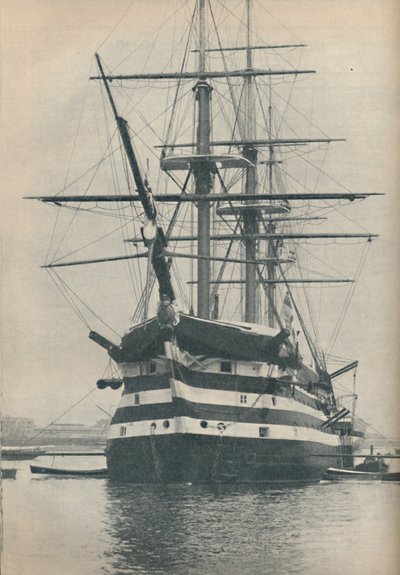 HMS Victory قبل أن يتم إزالتها إلى الحوض الجاف في عام 1922 ، 1936 بواسطة غير معروف