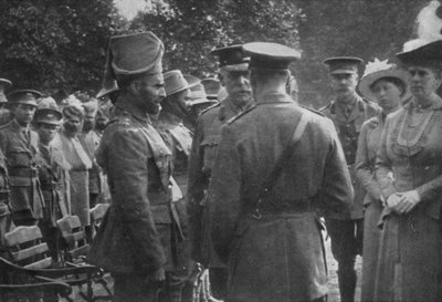 جلالة الملك جورج الخامس يتحدث إلى السير والتر لورانس ومير داست ، VC ، 25 أغسطس 1915 ، 1939 بواسطة غير معروف