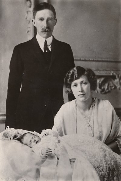 صاحبة السمو الملكي الأميرة ماري وفيكونت لاسيليس مع ابنهما جورج هنري هوبير لاسيليس ، 1923. بواسطة غير معروف