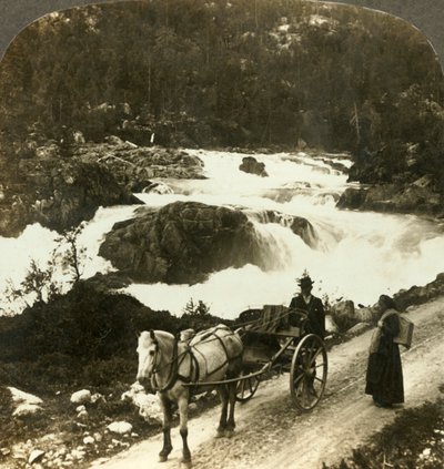 توقف stolkjaerre على طريق Telemarken بجانب الرغوة الصغيرة Rjukan Falls ، النرويج ، c1905 بواسطة غير معروف